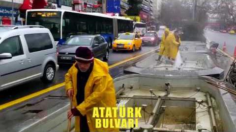 ANKARA BÜYÜKŞEHİR BELEDİYESİ CADDE, BULVAR VE PARKLARDA YER ALAN HAVUZLARIN TEMİZLİĞİNİ SÜRDÜRÜYOR