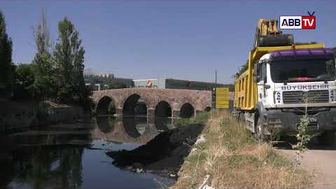 TÜM UYARILARA RAĞMEN ANKARA ÇAYI&#39;NA ATILAN KURBAN ATIKLARI TEMİZLENİYOR