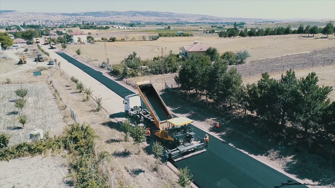 Kahramankazan Yassıören Mahallesi&#39;nde sıcak asfalt serim çalışmalarına devam ediyor.