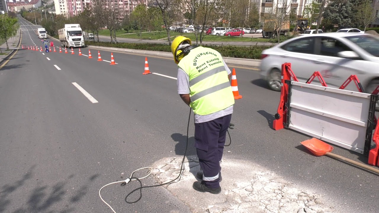 BÜYÜKŞEHİR BELEDİYESİ YOL VE SÜRÜŞ GÜVENLİĞİ İÇİN BAŞKENT GENELİNDE ÖNLEM ALIYOR